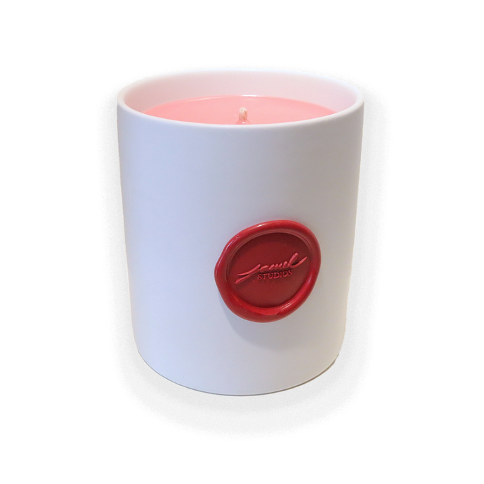THE SWEETEST SCENTED CANDLE